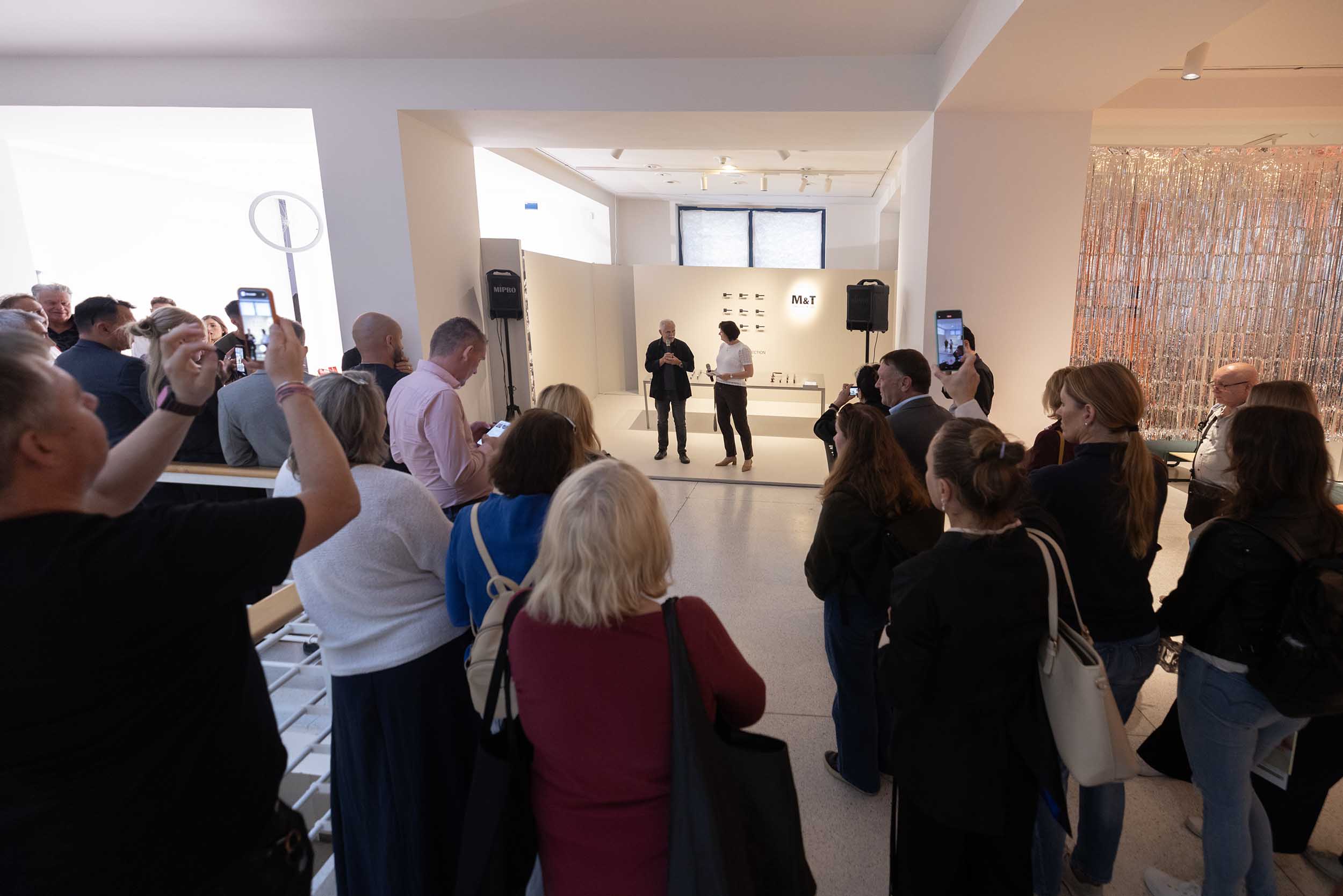 Profesor Jiří Pelcl představuje novinářům kolekci PROFILE Collection na expozici M&T