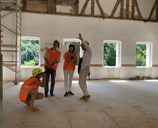 Bezpečnostní helma a vesta? Shánět podklady v terénu je někdy adrenalin.