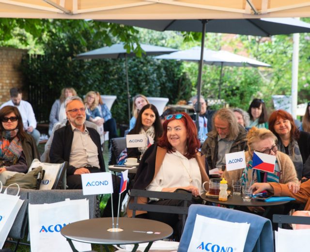 Topí to, točí se to, ale neslyšíš to. Co je to?