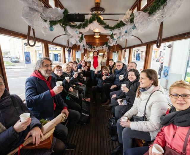 Tramvaj vánočně frčela již po desáté!
